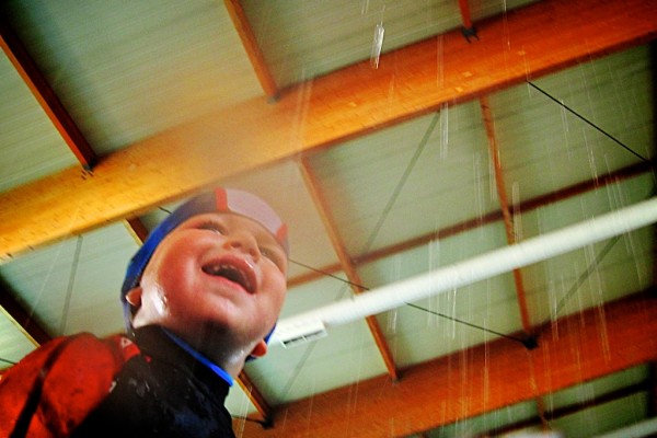 nicolas en la piscina aprendiendo a nadar