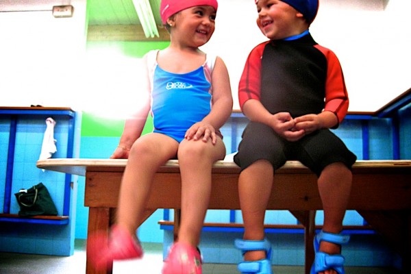 nicolas en la piscina aprendiendo a nadar