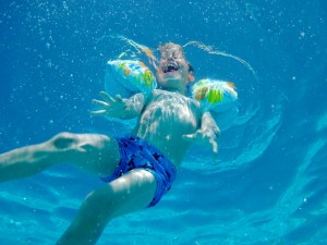 nicolas en la piscina parador de baiona verano 2013 (1)