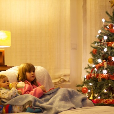 nicolas y paupau viendo la tele