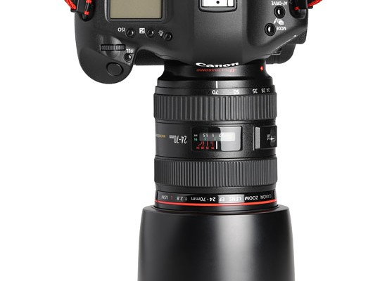 objetivo Canon EF 24-70mm f-2.8 L USM parasol montado