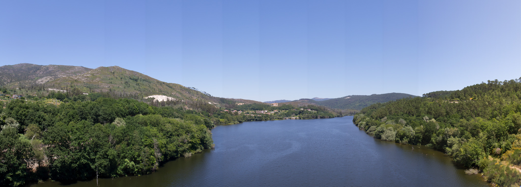 El viejo puente del río Miño entre Filgueira y Cortegada
