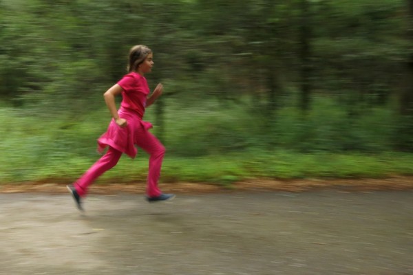 paupau y nicolás corriendo por el bosque (1)