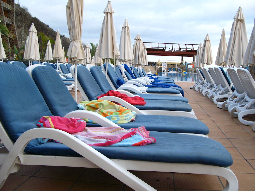 Sol, calor, hamacas y piscina