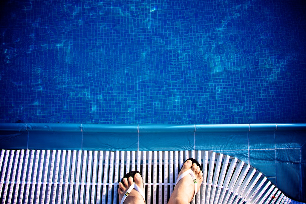 Sandalias en la piscina