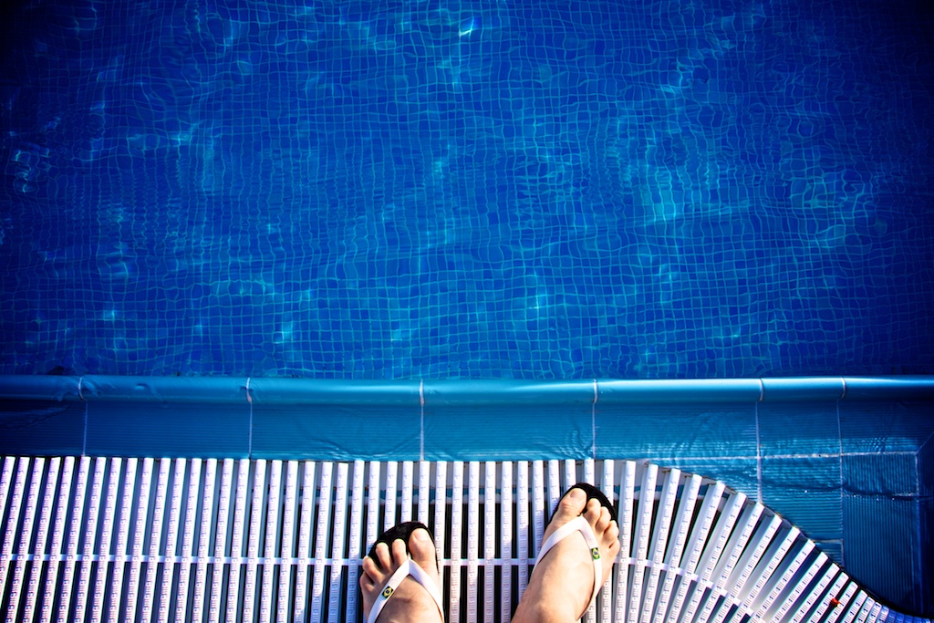 Sandalias en la piscina