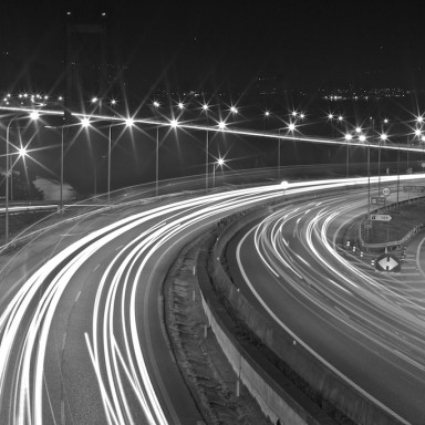 puente de rande de noche (blanco y negro)