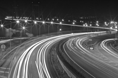puente de rande de noche (blanco y negro)
