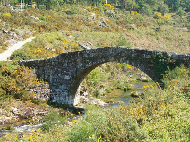 Puente viejo sobre el río Oitavén