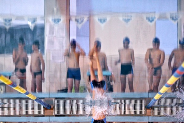Reflejos de nadadores en la piscina- Club Natacion Ponteareas 00