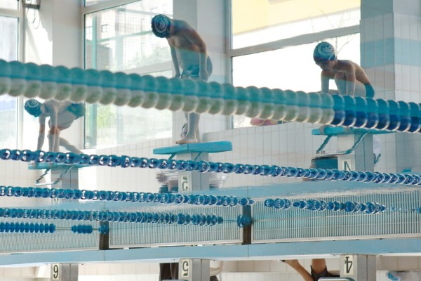 Reflejos de nadadores en la piscina- Club Natacion Ponteareas 02