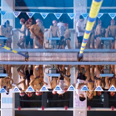 Reflejos de nadadores en la piscina- Club Natacion Ponteareas 04
