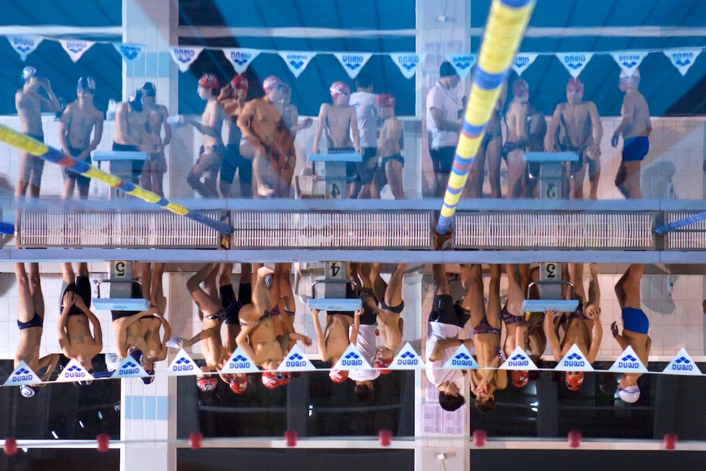 Reflejos de nadadores en la piscina