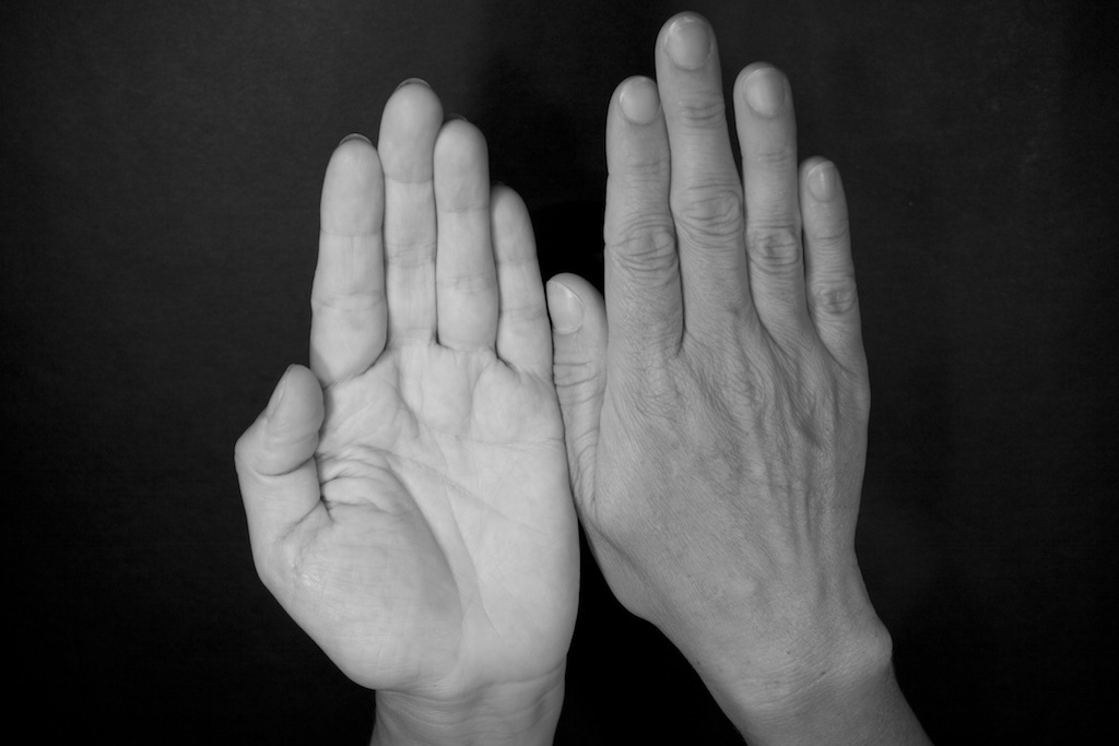 Retratos de manos VI · María