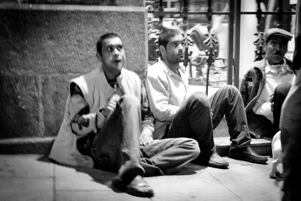 Robados en la calle en blanco y negro