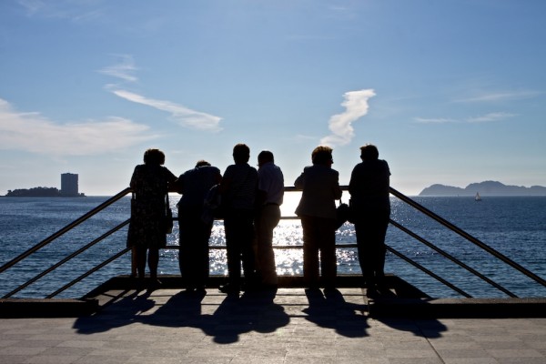 siluetas en playa de samil islas cies