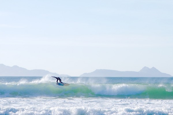 surfistas en playa de Patos, Nigran 01