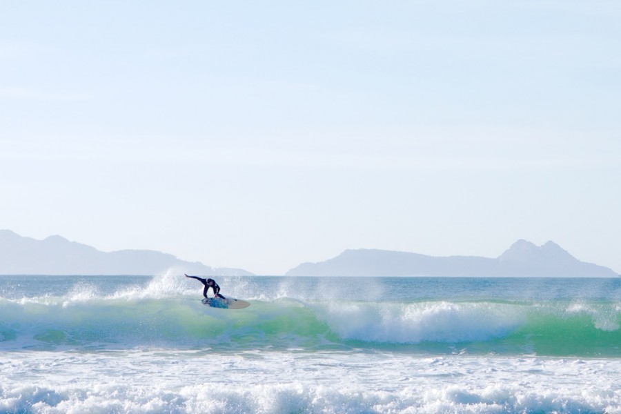 surfistas en playa de Patos, Nigran 01