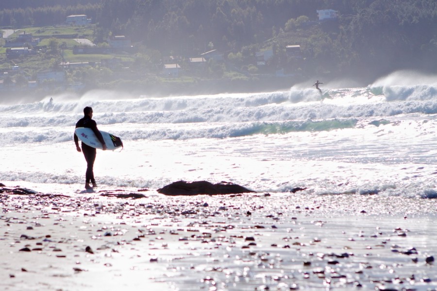 surfistas en playa de Patos, Nigran 02
