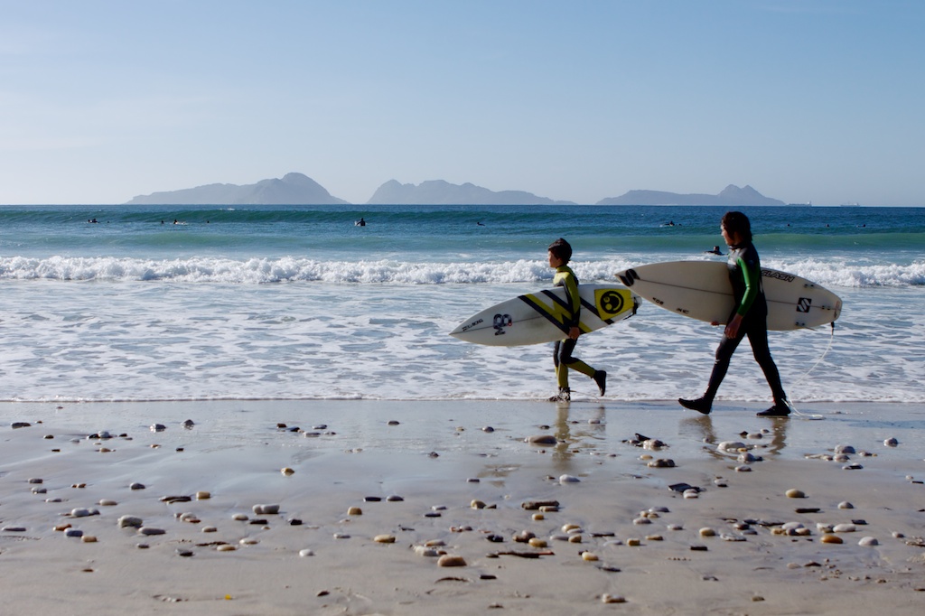 surfistas en playa de Patos, Nigran 03