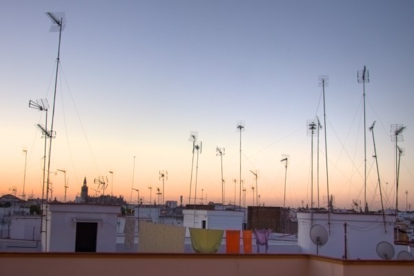tejados de Sevilla y catedral desde el barrio de Triana amanecer