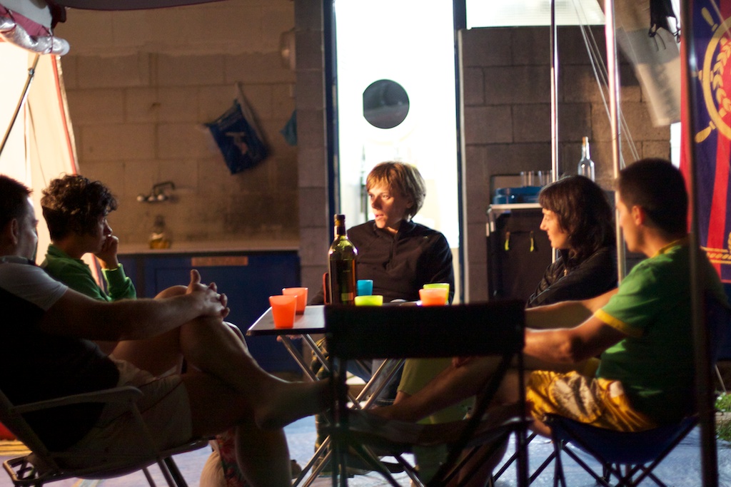 tertulia nocturna en el camping