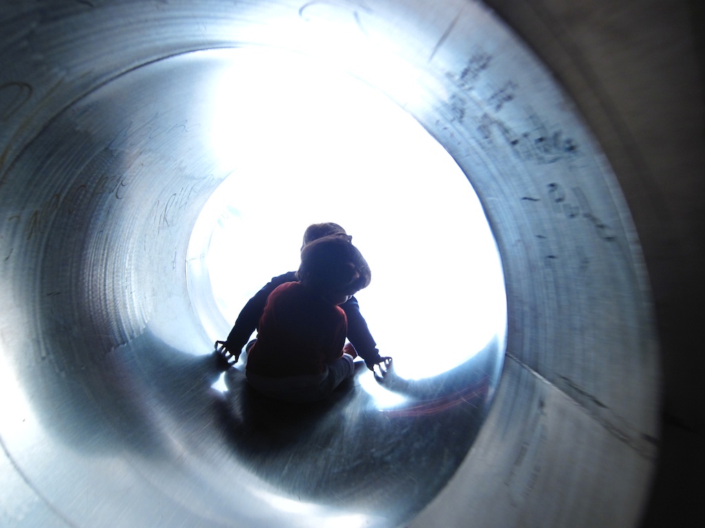 Diversión en el tobogán-túnel