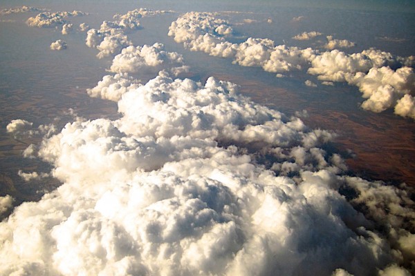 un camino entre las nubes