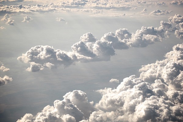 un camino entre las nubes