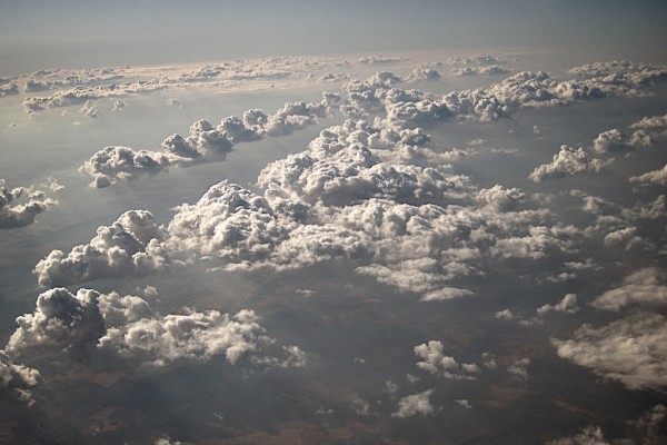 un camino entre las nubes