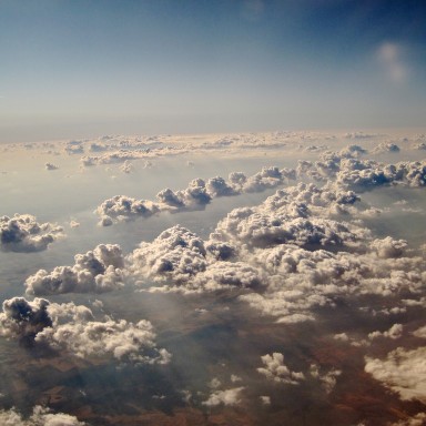 un camino entre las nubes