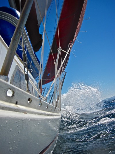 velero Utopía navegado (recorte cuadrado)