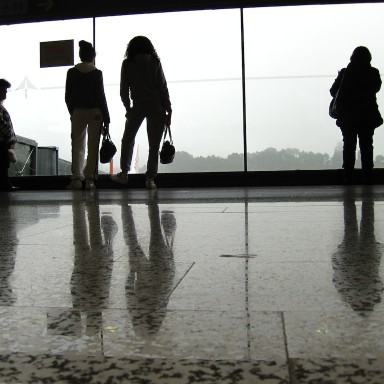 viajeras aeropuerto de vigo (foto estática)