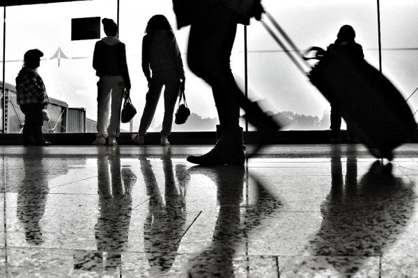 viajeros aeropuerto de vigo (foto dinámica)