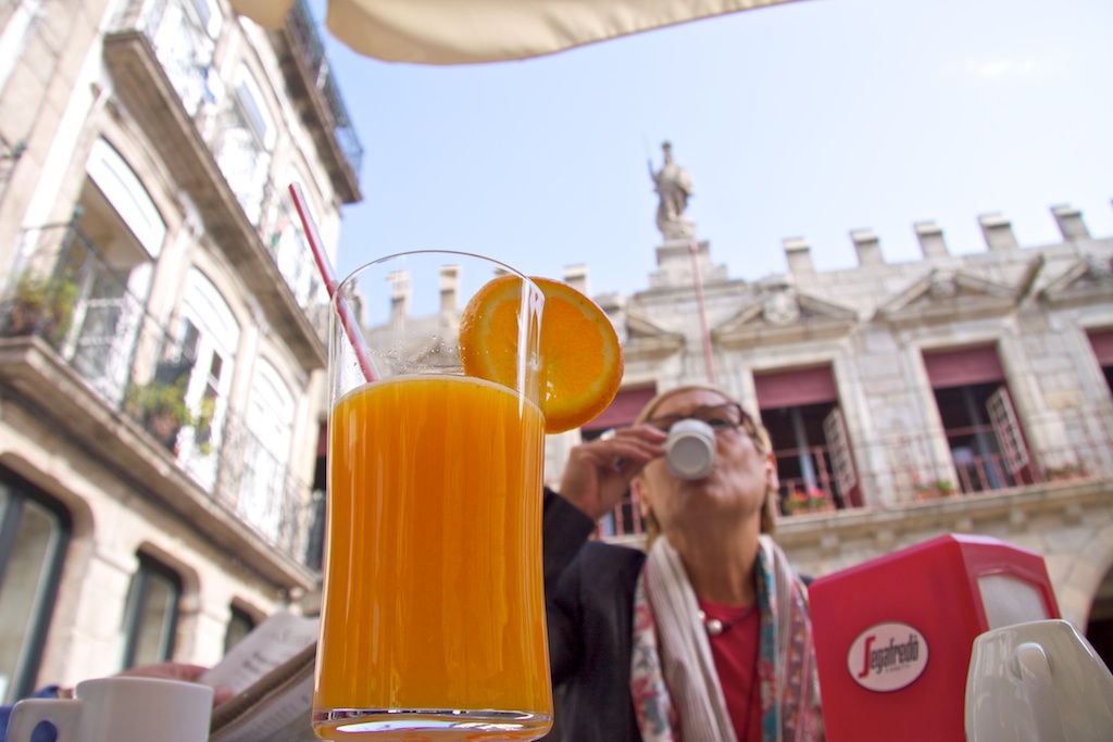 Un zumo de naranja y un café